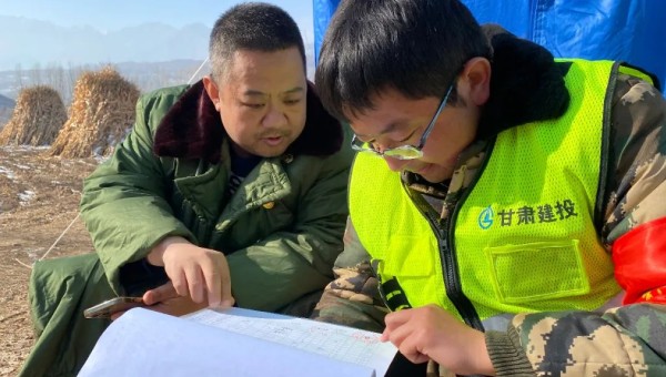 震后第十天，积石山各安置点建设也相继进入尾声，但在大河家镇雄关路，青年突击队队员陶仁虎和王善民还在紧张忙碌着。“还有一批板房需要转运！连夜要干完！”“这怕是有点紧张呐！”“啥急活难活没干过，走，上车！