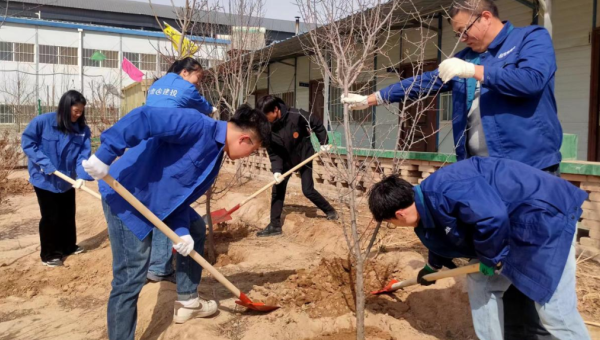 为深入学习党的二十大精神，贯彻落实习近平总书记对深入开展学雷锋活动的重要指示精神和生态文明思想，交科公司各团支部组织青年职工开展志愿植树活动，赓续雷锋精神、汇聚青年力量、传播绿色理念。活动伊始，大家集