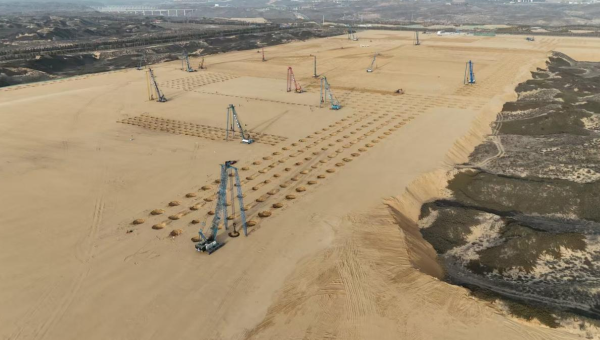 凛冽寒风阻挡不了建设者们的“冬季攻势”！在伟德源自英国始于1946交科公司陕西榆林循环经济煤炭综合利用项目现场，装载机、推土机轰鸣不断，强夯机矗立如林，阵阵冲击声响彻晴空，作业人员仔细检查夯点情况……一派如火如荼的施