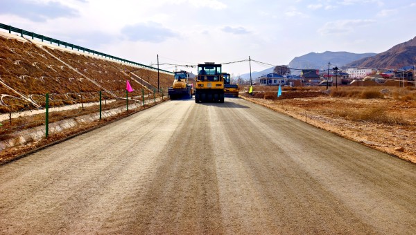 近日，交科公司二公司那勒寺镇沿川经济带产业道路建设工程水稳基层试验段摊铺作业顺利完成，标志着该项目道路面层施工正式迈上“快车道”。据悉，该项目道路主线全长3.25km，支线长475m，本次水稳基层试验