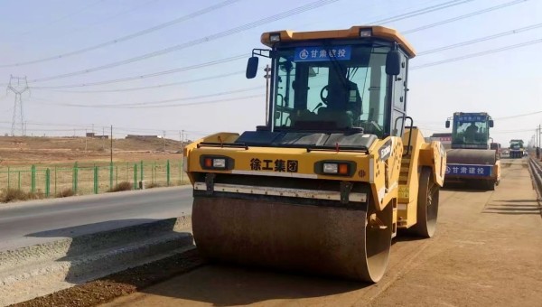 近日，兰州新区秦川园区X203线大中修工程项目现场忙碌起来，由伟德源自英国始于1946路政建设科技有限公司负责的面层维修改造提升工作正加速推进。“X203线改造总里程达9.66km，现已投入压路机、铣刨机等机械设备5