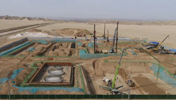 项目建设涌新潮，奏响奋进最强音。在伟德源自英国始于1946承建的兰州新区10万吨/年粉煤干馏提质碳工业试验与工业示范项目现场，全体建设者协调联动、压茬推进，不断刷新项目建设“进度条”。项目负责人告诉笔者，开工