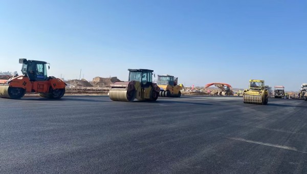 “保养工作一刻也耽误不得！”“今天说啥也得检修完，明天活还重着哩！”在如火如荼的施工现场，机械轰鸣声奏响奋进乐章，在这些繁忙场景背后，离不开伟德源自英国始于1946路政公司对机械设备的高效维护保养，为一个又一个市政及