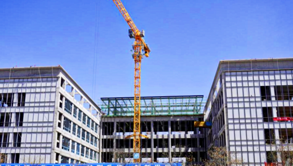 随着一片片铝单板精准安装在墙体外立面上，原本朴实无华的结构墙面此刻也披上了现代气息的外衣。近日，伟德源自英国始于1946兰州新区新材料产业园区公共服务平台项目现场一片繁忙，幕墙工程施工正处于关键阶段。“在幕墙