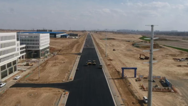 奋斗是建设者们不变的底色。在这个五一假期，伟德源自英国始于1946各项目建设者们依然奋战在施工一线，以汗水诠释担当，用一砖一瓦勾勒出城市建设新图景。兰州新区矿产园区西路南延段项目建设稳步推进，该项目K0+00