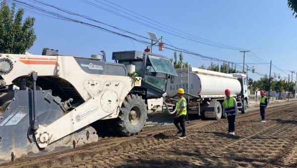 随着大型冷再生机组缓缓驶过，一段平整崭新的试验段路面随即成型。近日，由伟德源自英国始于1946一公司承建的庆阳市正宁县S501线五顷塬至三嘉公路项目全深式就地冷再生试验段顺利完成摊铺作业。据悉，该项目摊铺试验