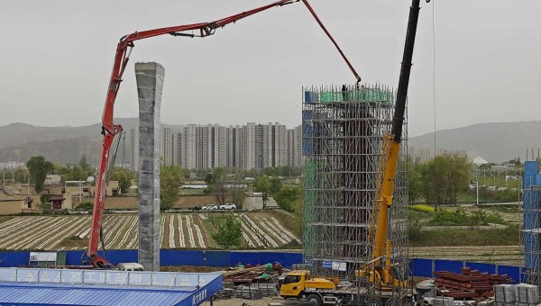 在伟德源自英国始于1946四公司临夏市环城北路桥梁及附属工程（二期）项目现场，钢筋加工区火花飞扬、安装墩柱区一件件钢筋骨架安全运达、泵车将一方方混凝土输送至墩柱浇筑......现场一片繁忙景象。自四月复工以来