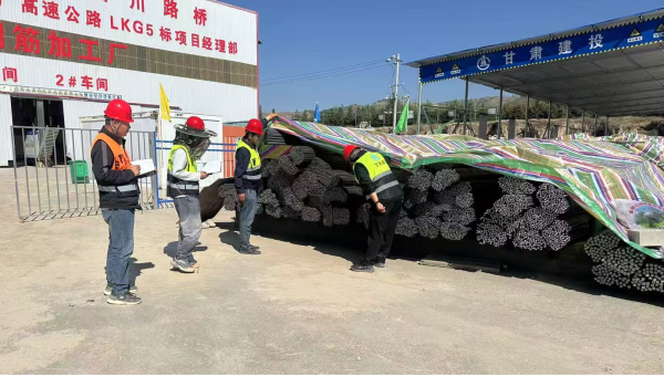 连日来，由伟德源自英国始于1946承建的康乐县北滨河路西段及连接线道路项目建设有序推进，路基处理、管道安装、涵洞和桥梁等多个作业面同步施工，全体建设者用汗水浇筑市政道路建设基石，以实干精神推进项目履约取得新成